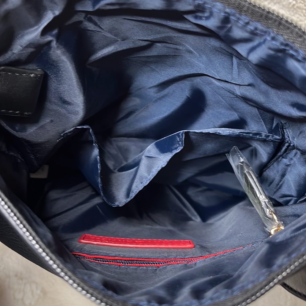 Tommy Hilfiger black crossbody with gold detail. Pouch card holder included - Picture 12 of 12